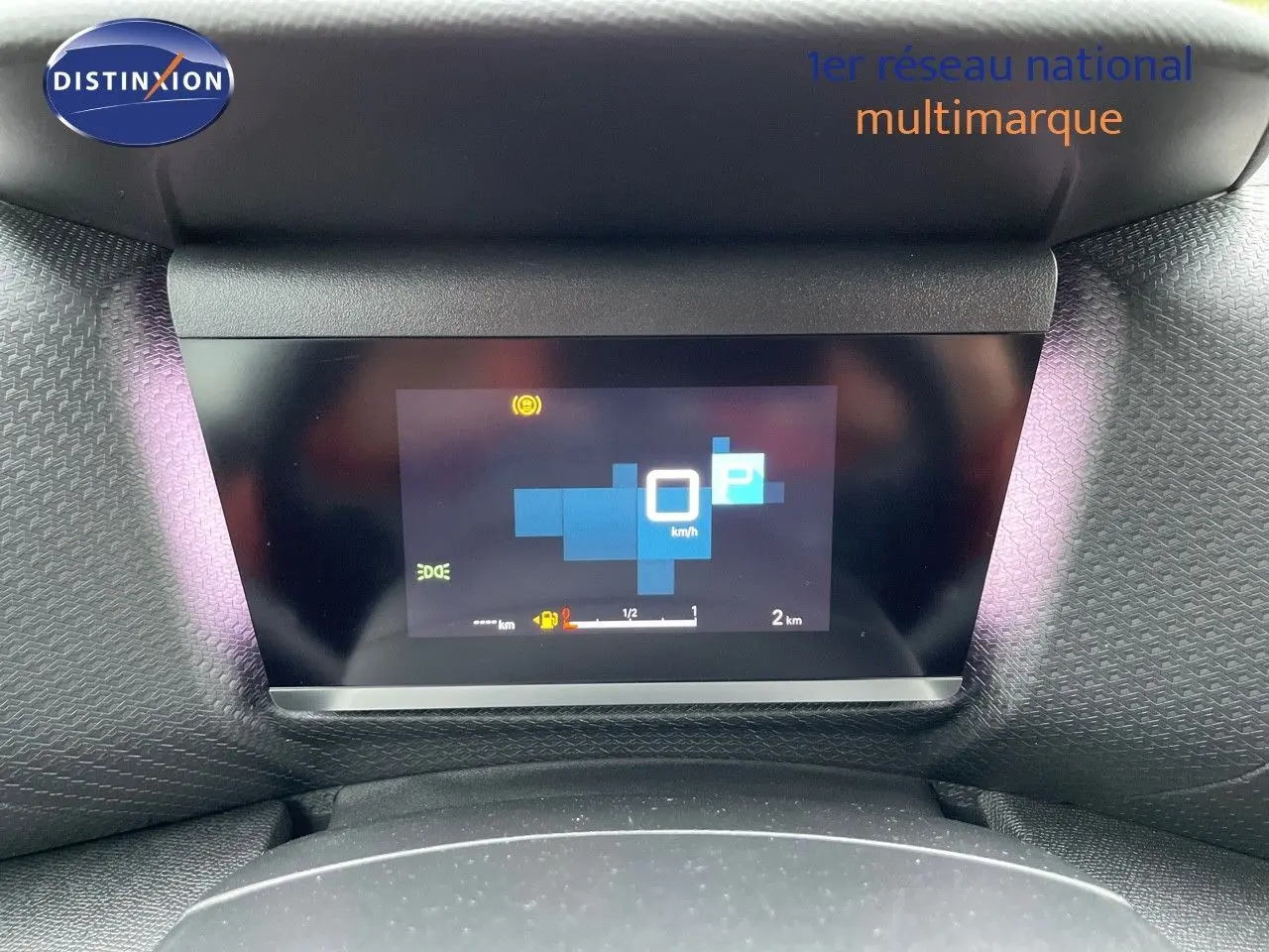 Tableau de bord numérique de la Citroën C4 gris platinium, affichant la vitesse à 0 km/h en vue frontale.