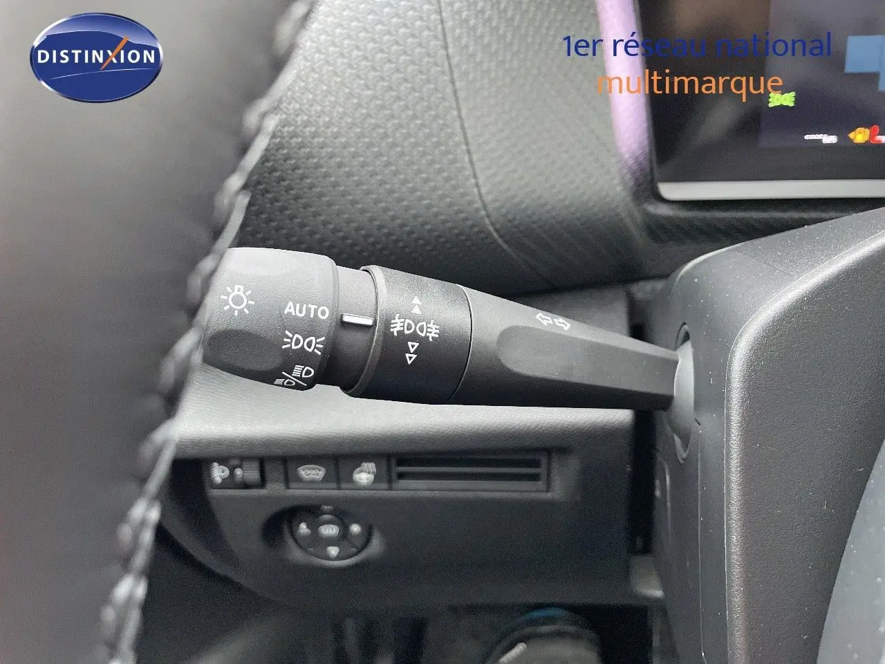 Gros plan sur la commande des feux et clignotants côté gauche du volant d'une Citroën C4 gris platinium 2024.