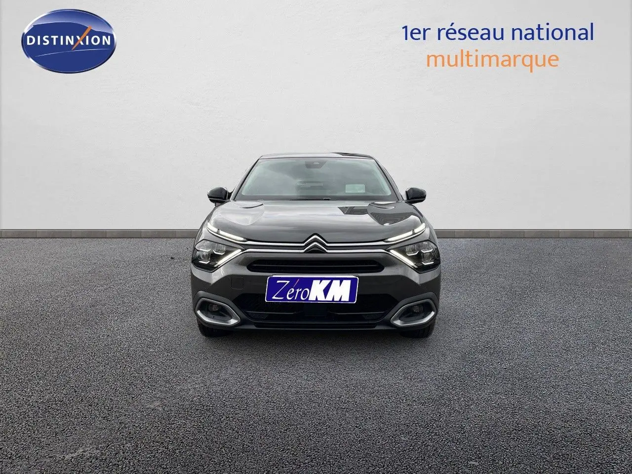 Citroën C4 2024 gris platinium métal vue de face avec feux LED et calandre distinctive sur fond neutre.