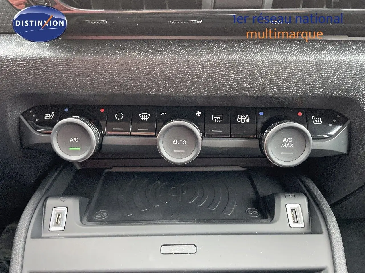 Panneau de commande de climatisation automatique de la Citroën C4 2024 en gris platinium, vue frontale rapprochée.