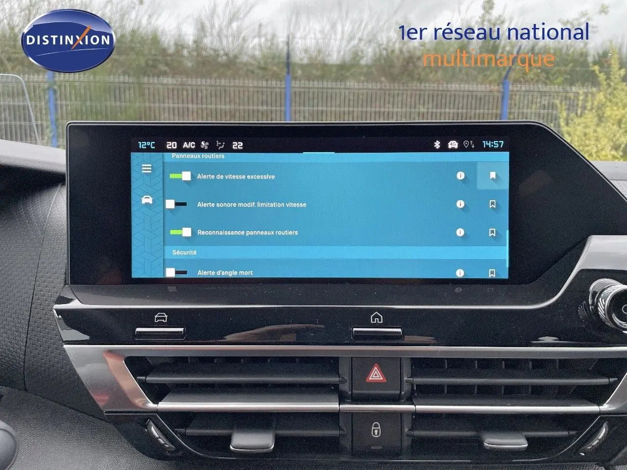 Écran tactile central affichant les réglages d'alerte de sécurité dans le tableau de bord d'une Citroën C4 gris platinium.