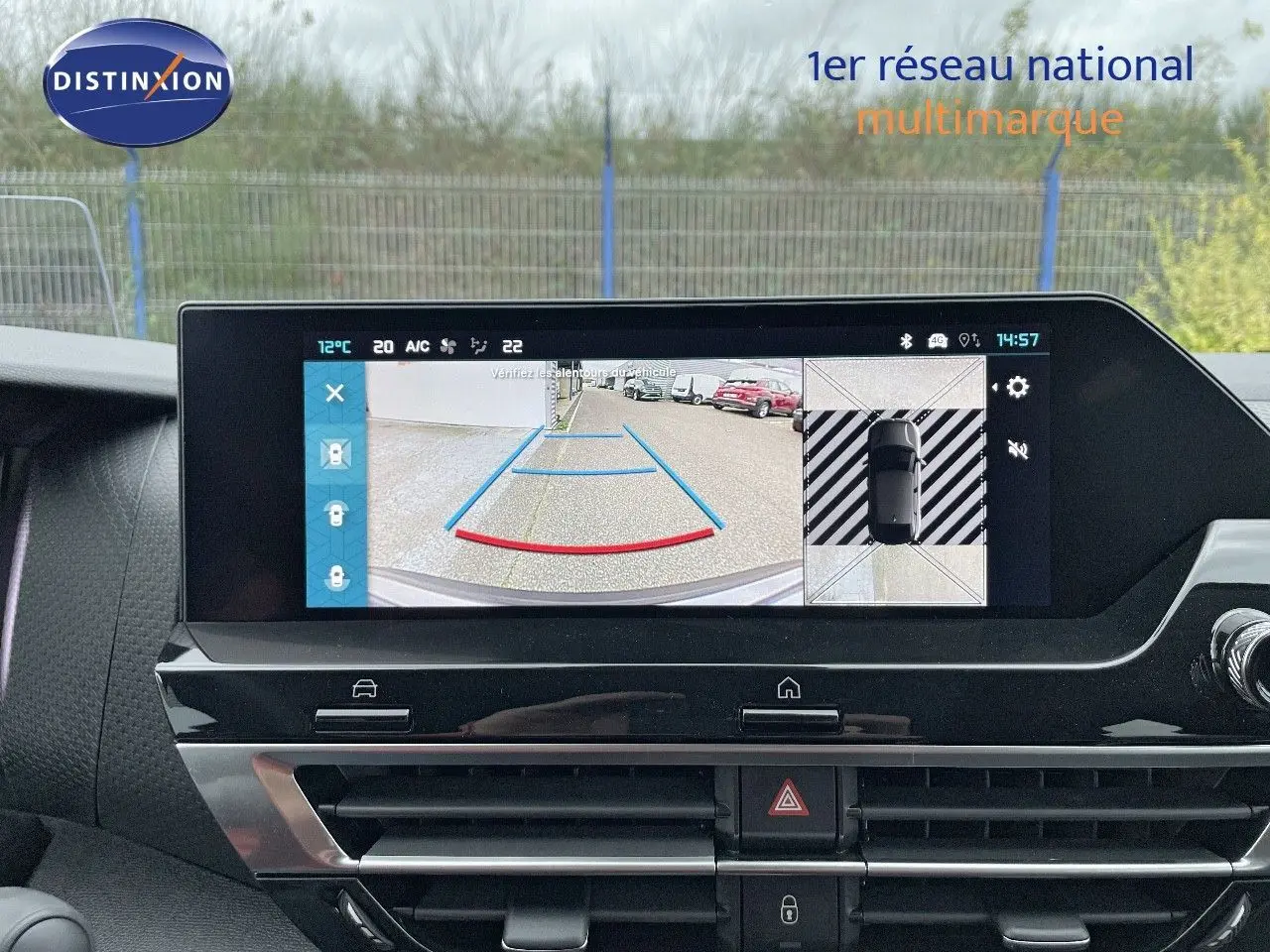 Écran central du tableau de bord de la Citroën C4 2024 gris platinium, affichant la caméra de recul et vue 360° du véhicule.
