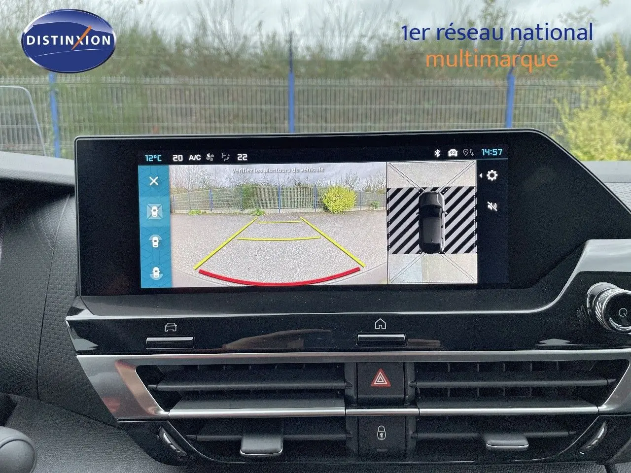 Écran central de la Citroën C4 2024 montrant la caméra de recul et l'affichage 360° en intérieur noir.