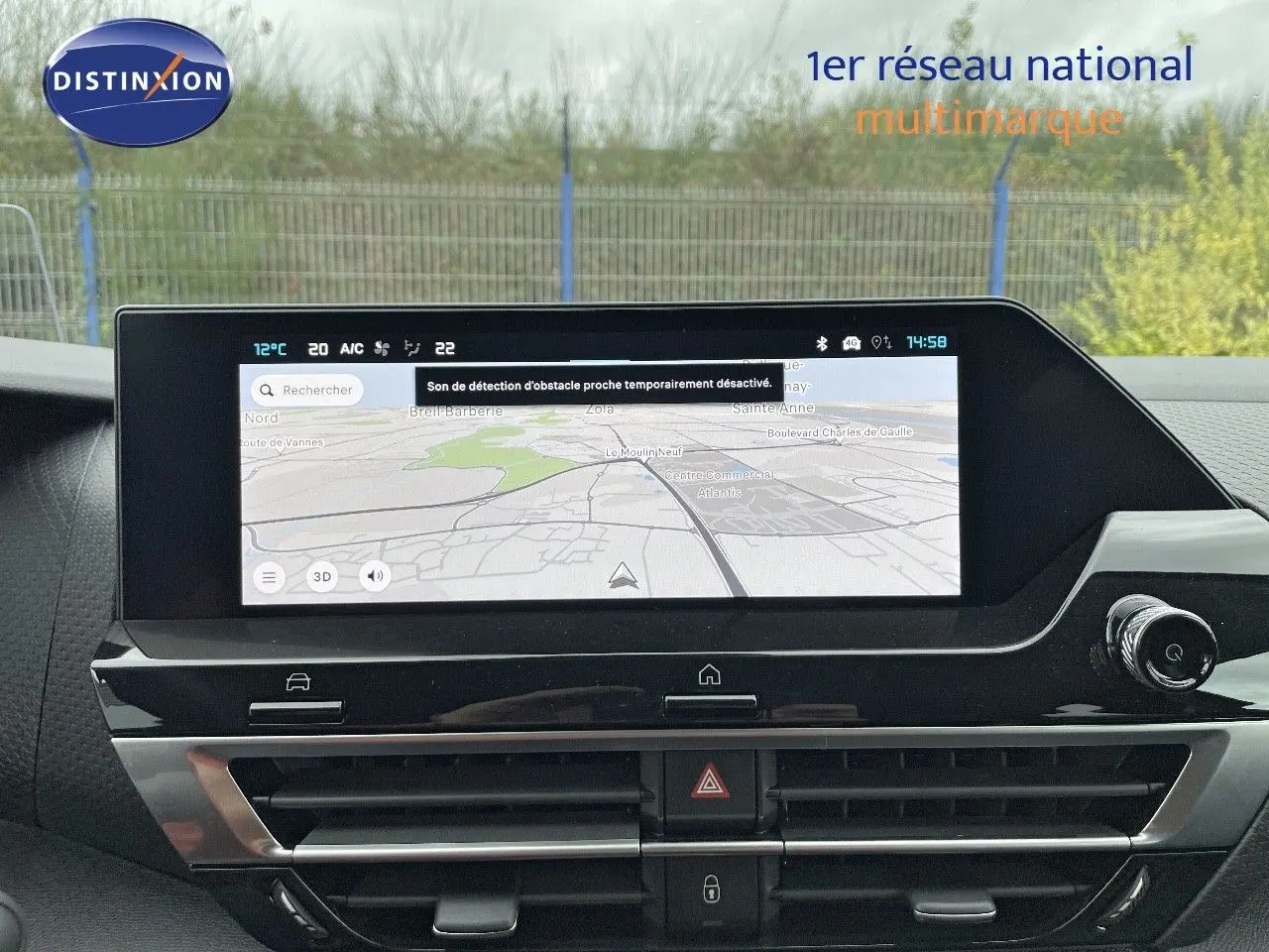 Écran tactile central du tableau de bord de la Citroën C4 2024 affichant la navigation GPS en extérieur.
