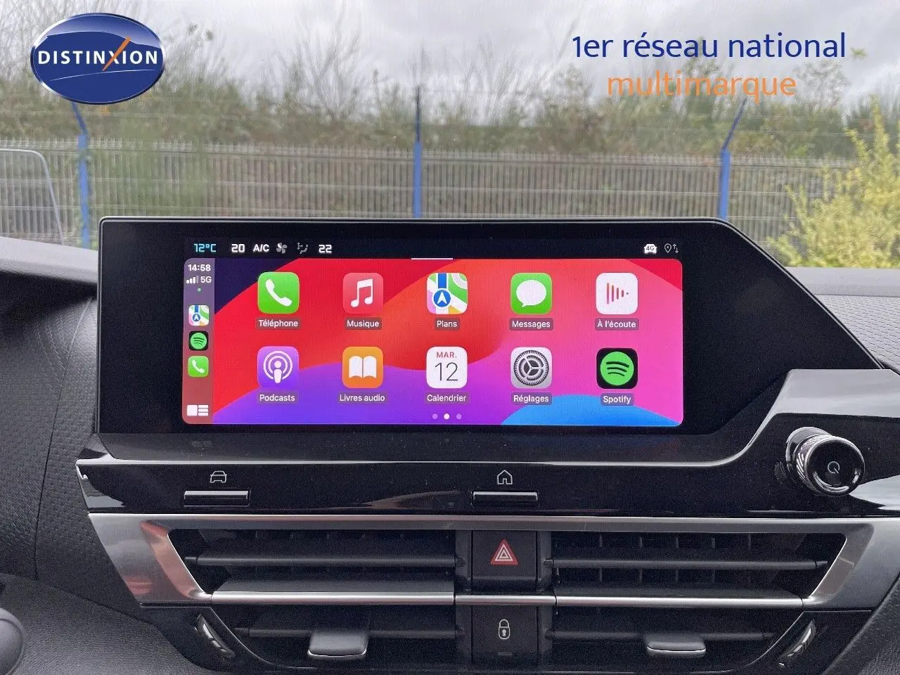 Vue intérieure centrée sur l'écran tactile multimédia du tableau de bord de la Citroën C4 2024 gris platinium.