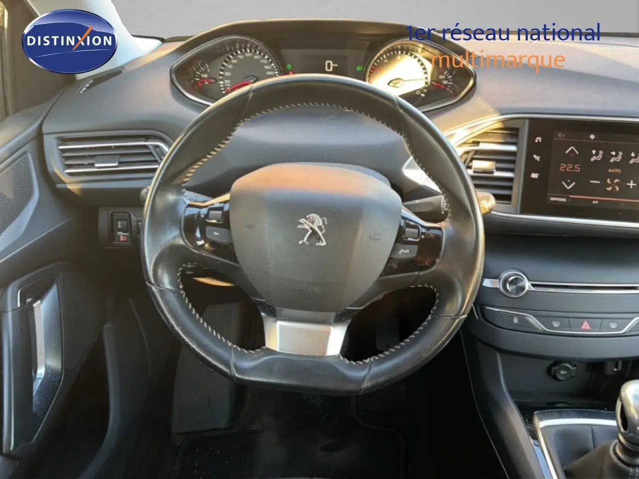 Vue intérieure centrée sur le volant cuir noir du Peugeot 308 SW 2019 avec tableau de bord et écran tactile.