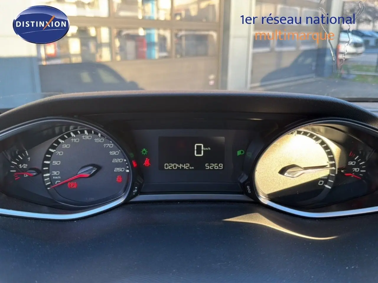 Vue rapprochée du tableau de bord de la Peugeot 308 SW diesel 2019 avec compteur digital et cadrans analogiques.