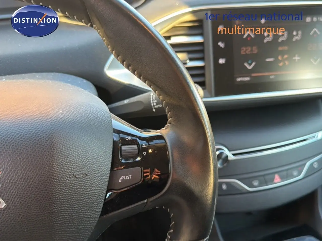 Gros plan sur le volant en cuir noir et le tableau de bord numérique de la Peugeot 308 SW gris Artense Metal 2019.