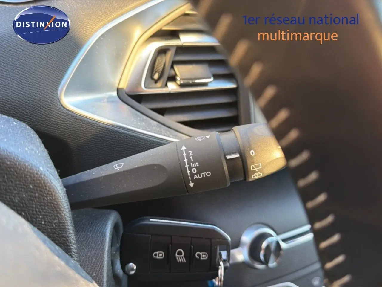 Gros plan sur la commande d'essuie-glace et la ventilation intérieure d'une Peugeot 308 SW gris Artense 2019.