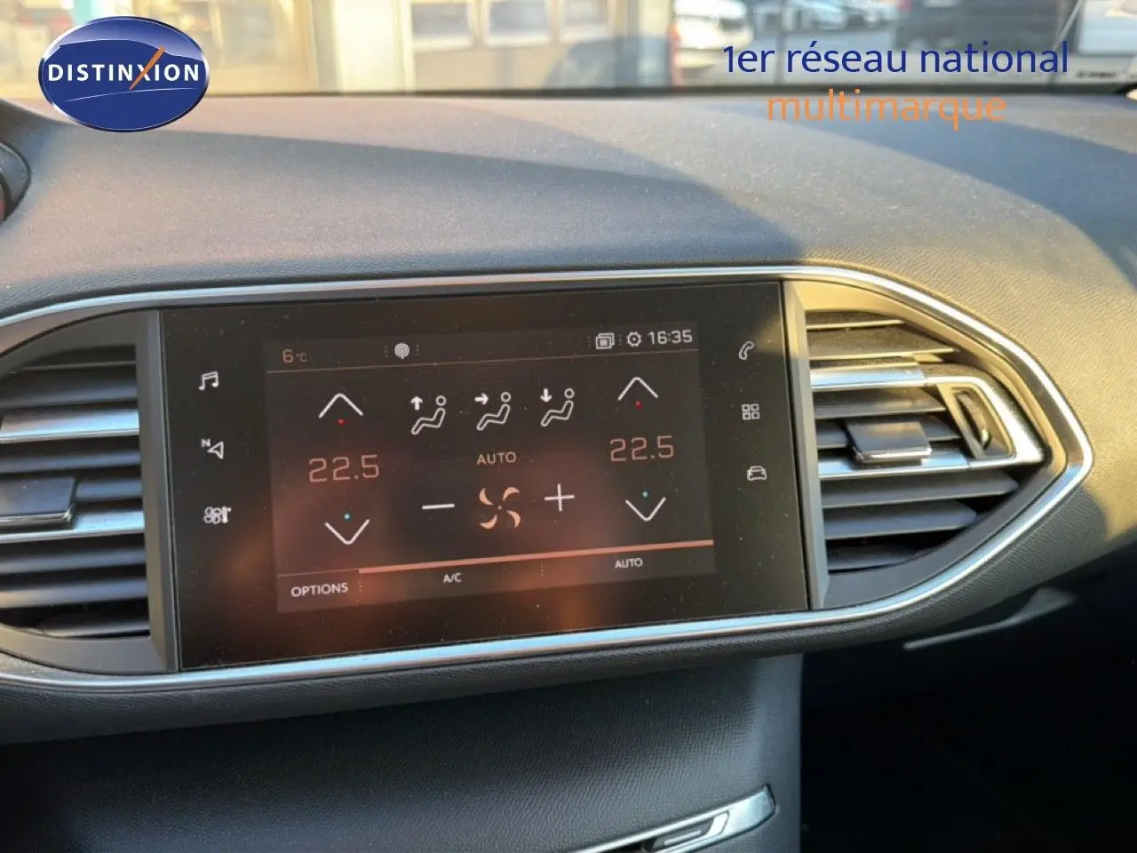 Écran tactile central de la Peugeot 308 SW 2019 affichant la climatisation à 22,5°C, entouré de grilles d'aération chromées.