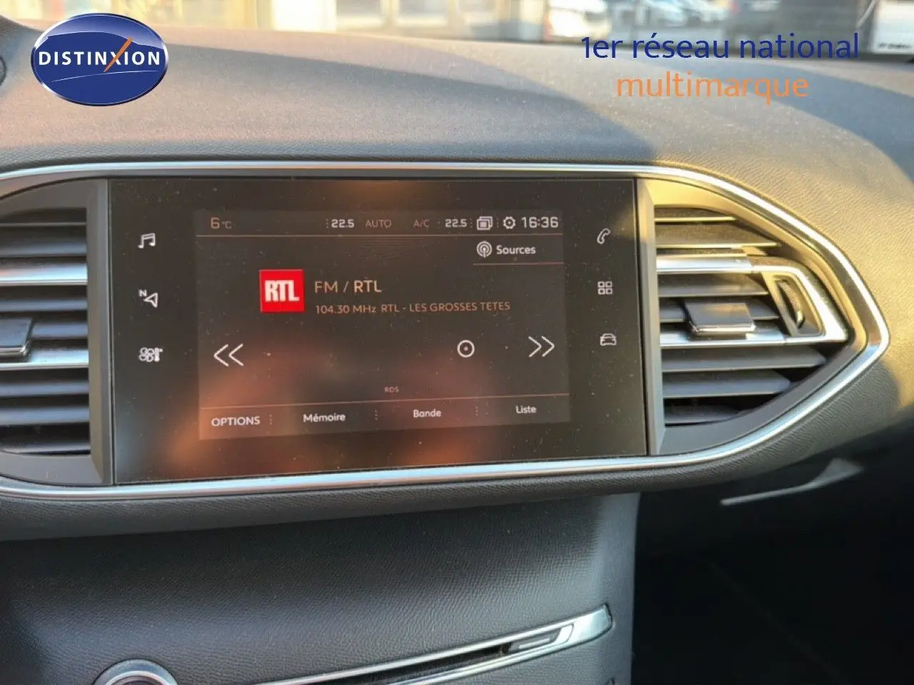 Écran tactile central du tableau de bord de la Peugeot 308 SW 2019 avec commandes climatisation et radio RTL affichée.