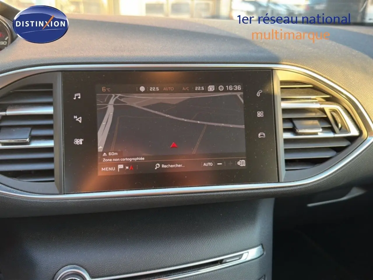 Écran tactile central avec navigation GPS dans l'habitacle d'une Peugeot 308 SW gris Artense, vue de face.