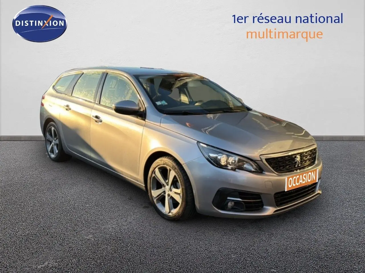 Peugeot 308 SW gris Artense métal vue 3/4 avant droit avec jantes alliage et calandre noire.