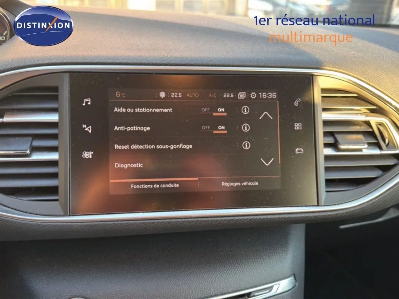 Écran tactile central du tableau de bord du Peugeot 308 SW 2019 affichant les réglages d'aide à la conduite.
