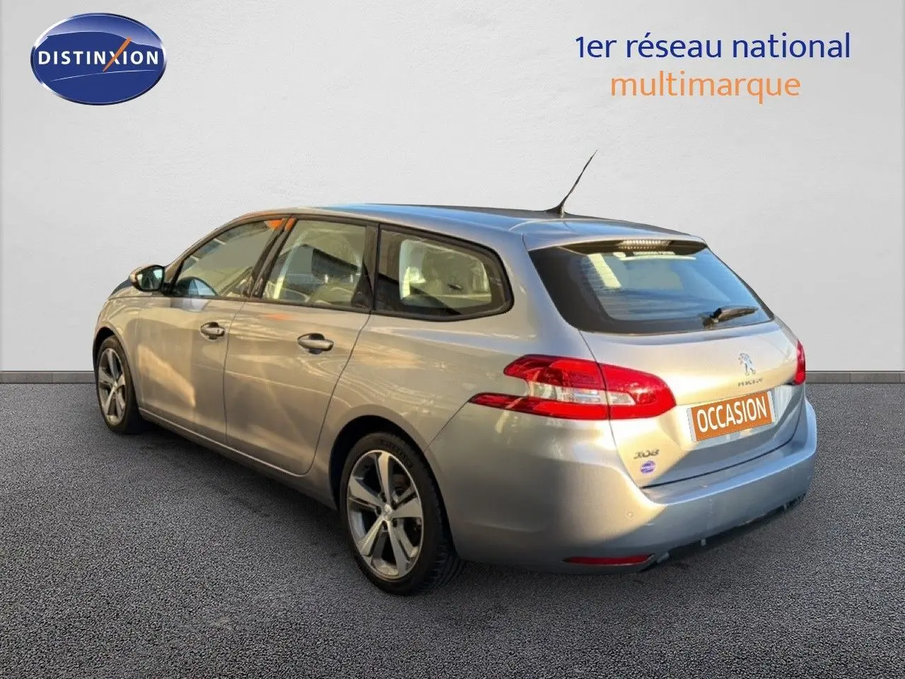 Peugeot 308 SW gris Artense métal vue 3/4 arrière droit, break diesel avec jantes alliage et feux LED.