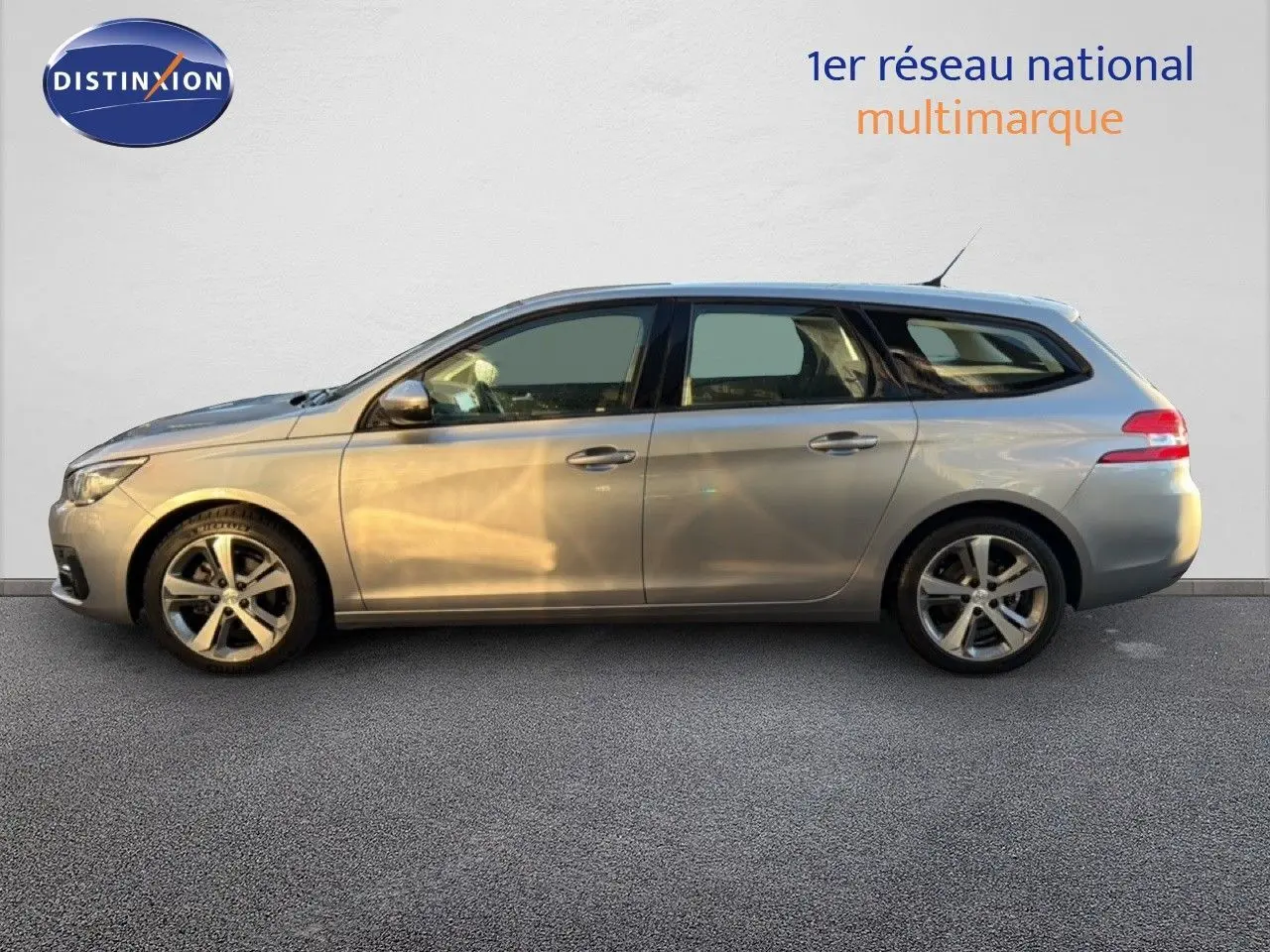Profil côté gauche d'une Peugeot 308 SW gris Artense métal de 2019, break compact avec jantes alliage bicolores.
