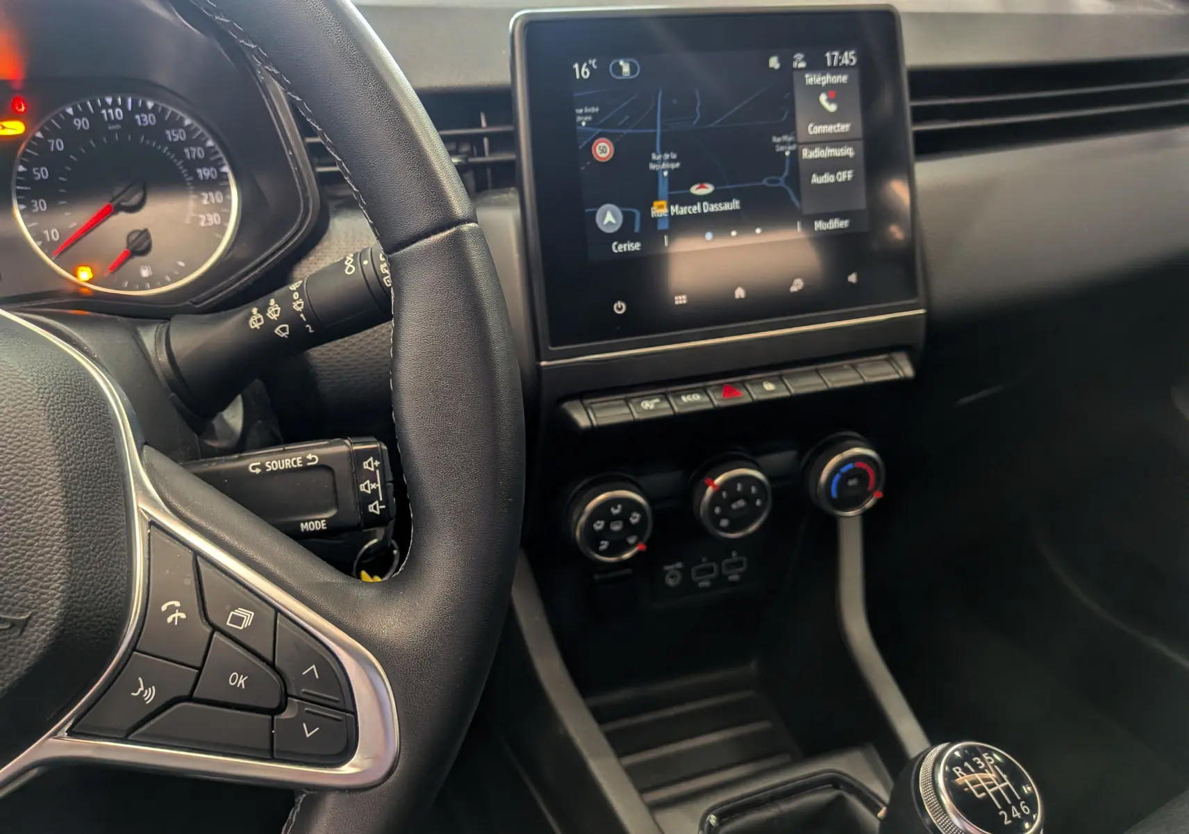 Vue intérieure centrée sur le volant et la console centrale de la Renault Clio V Business 2021 avec boîte manuelle et écran tactile.