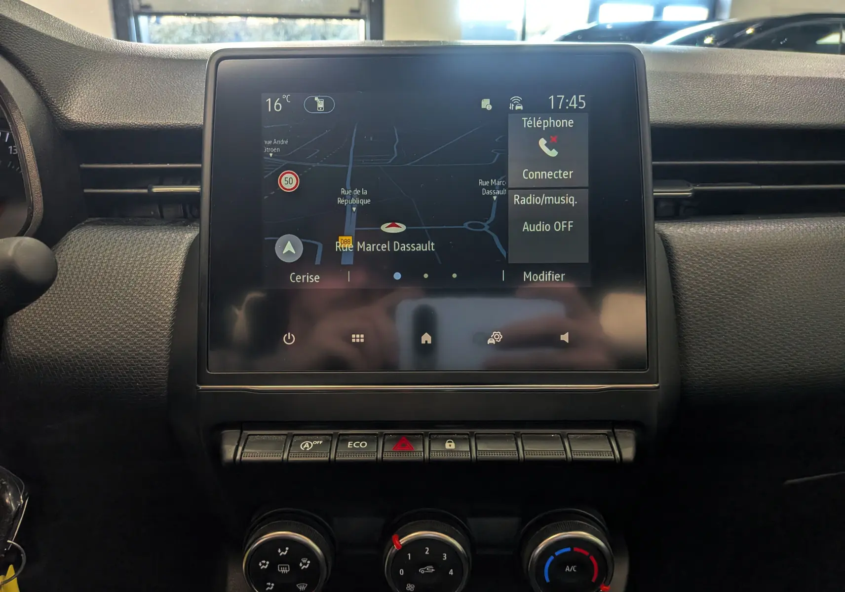Écran tactile central avec navigation et commandes climatisation dans l’habitacle d’une Renault Clio V Blanc Glacier 2021.