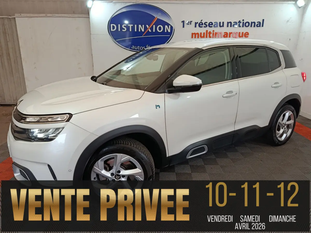 Vue 3/4 avant droit d’un Citroën C5 Aircross Hybrid blanc, avec jantes alliage et détails noirs contrastants.