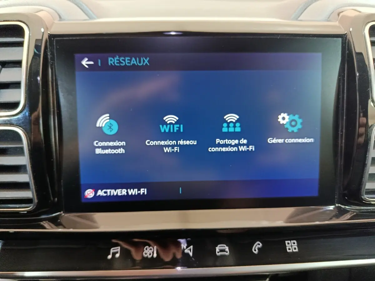 Écran tactile central du Citroën C5 Aircross Hybrid blanc, affichant les options de connexion Wi-Fi et Bluetooth.