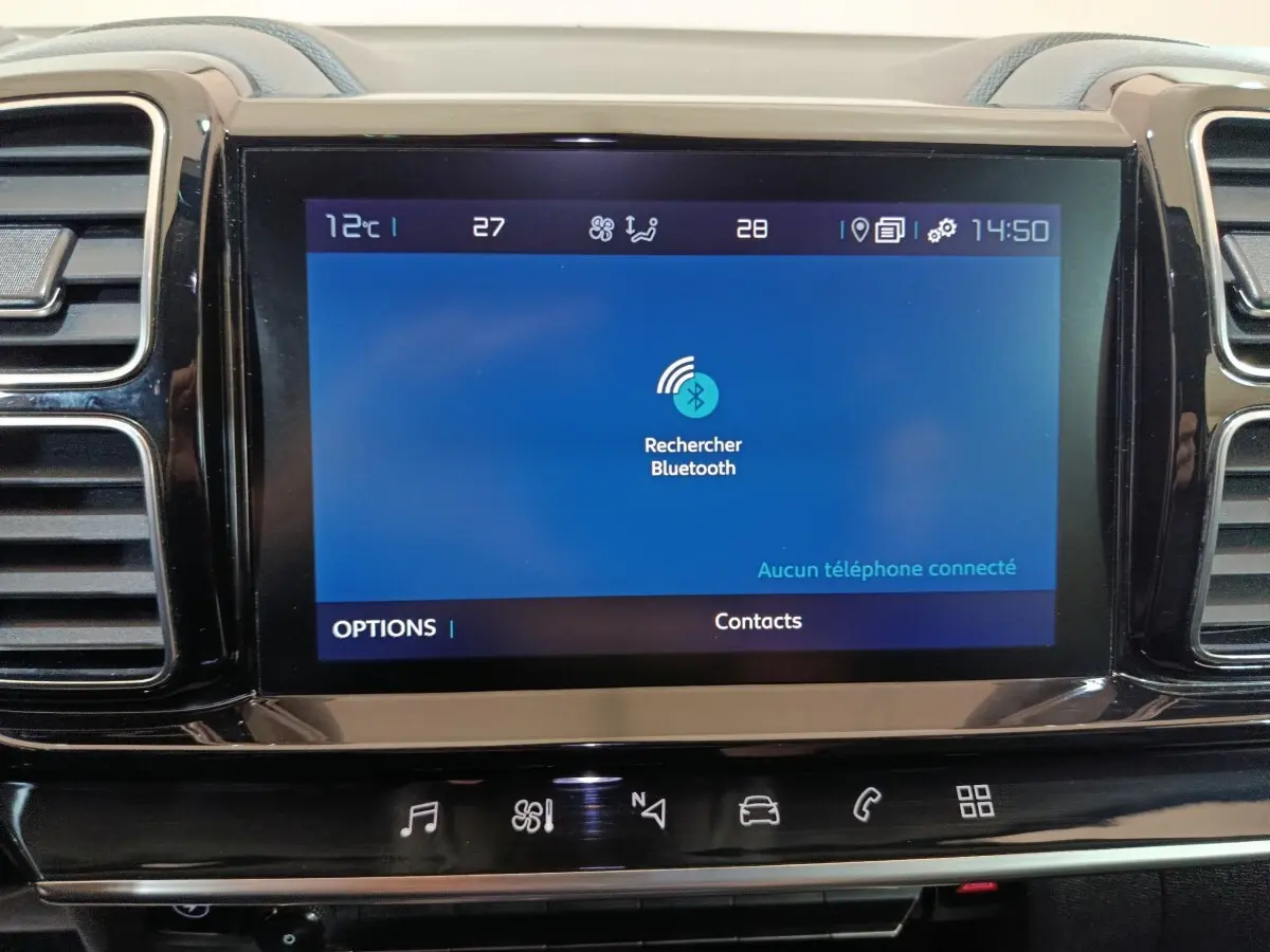 Écran tactile central du tableau de bord du Citroën C5 Aircross Hybrid blanc, affichant la recherche Bluetooth.