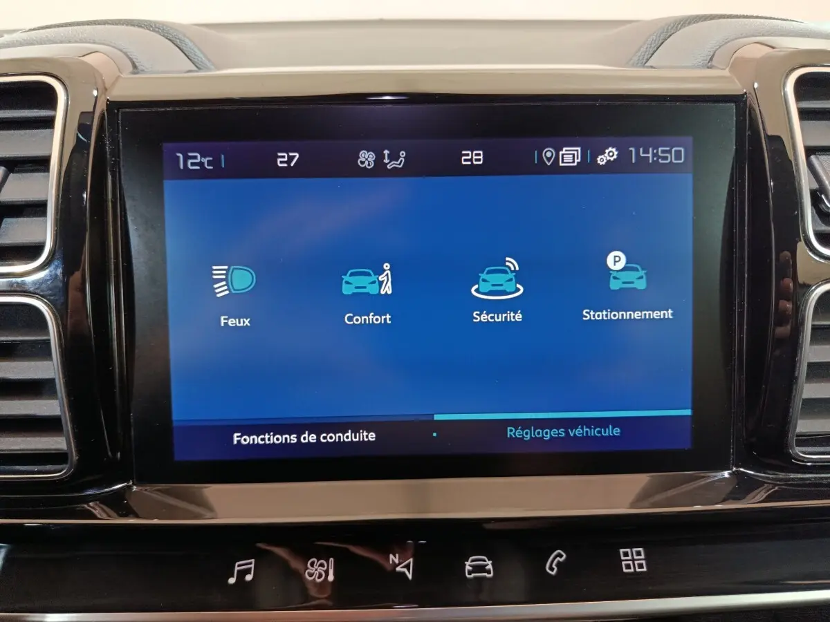 Écran tactile central du tableau de bord du Citroën C5 Aircross Hybrid blanc, affichant les réglages de conduite.