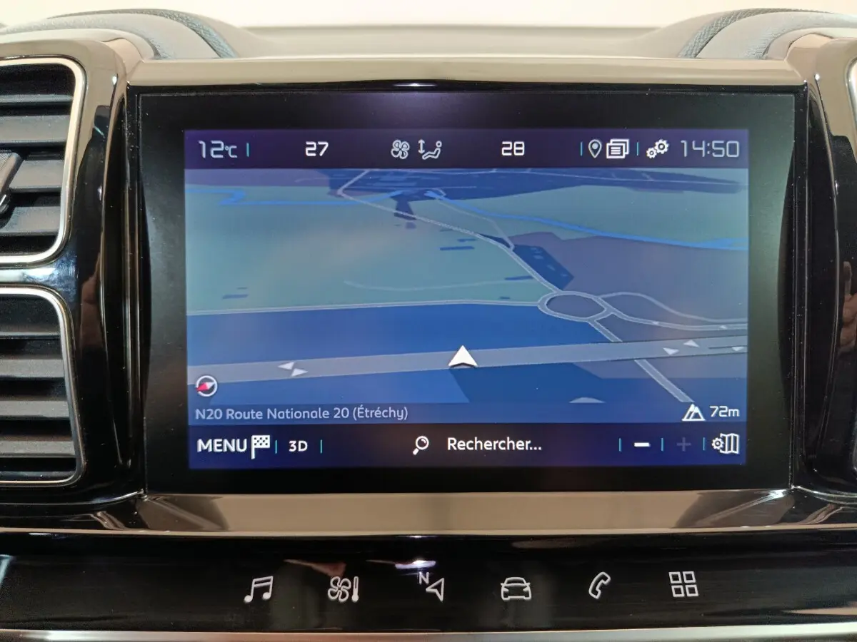 Écran tactile central du tableau de bord du Citroën C5 Aircross Hybrid blanc, affichant la navigation GPS en mode 3D.
