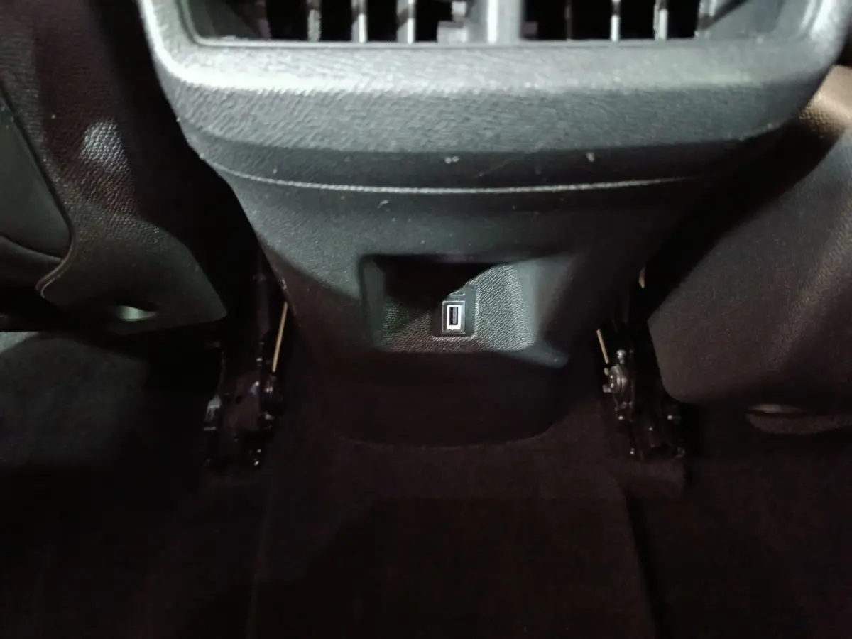 Prise USB arrière sous la console centrale du Citroën C5 Aircross Hybrid blanc, vue intérieure centrée.