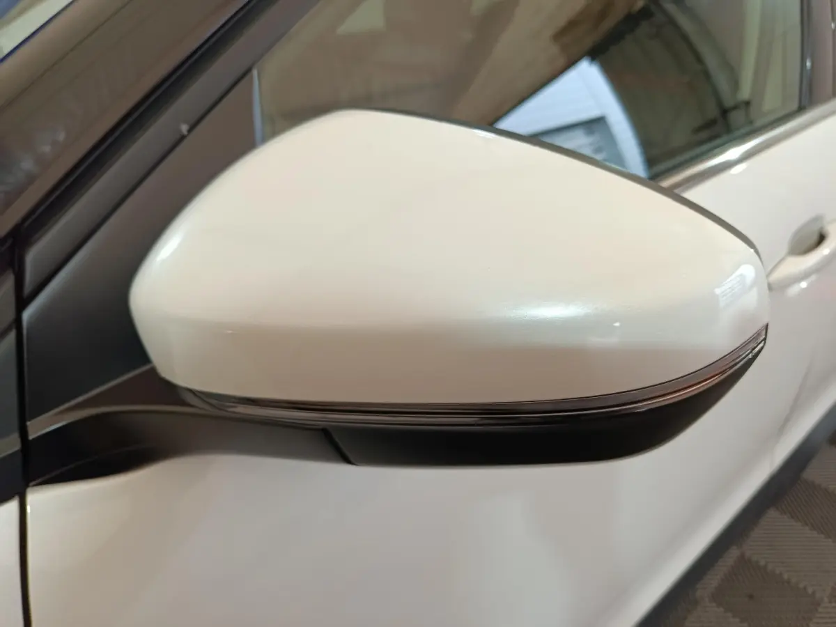 Rétroviseur côté conducteur blanc du Citroën C5 Aircross Hybrid 225 ë-EAT8 Business, vue rapprochée sur la portière.