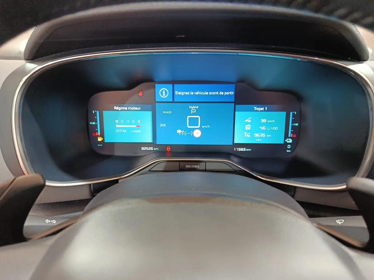Vue rapprochée du combiné d'instruments numérique bleu du tableau de bord du Citroën C5 Aircross Hybrid 225 ë-EAT8.