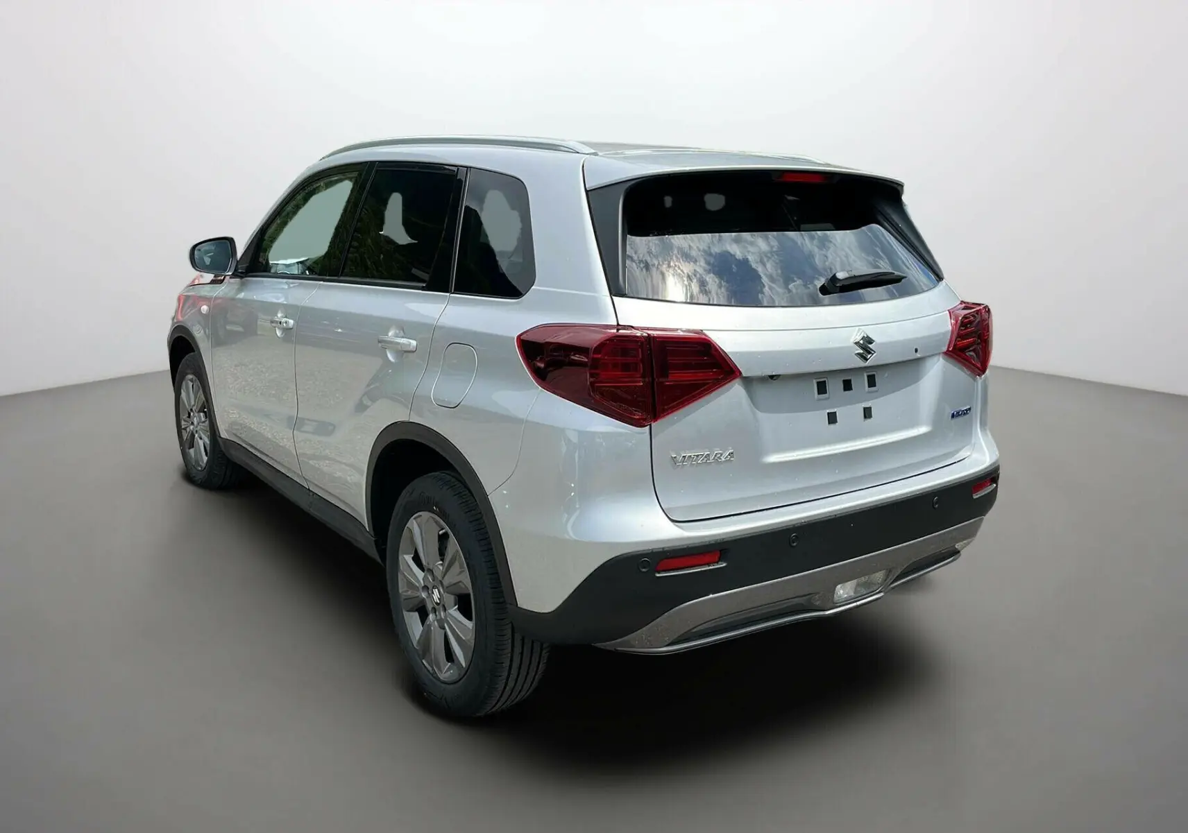 SUV Suzuki Vitara 2025 en silky silver, vue 3/4 arrière droit avec feux arrière LED et jantes alu 17 pouces.