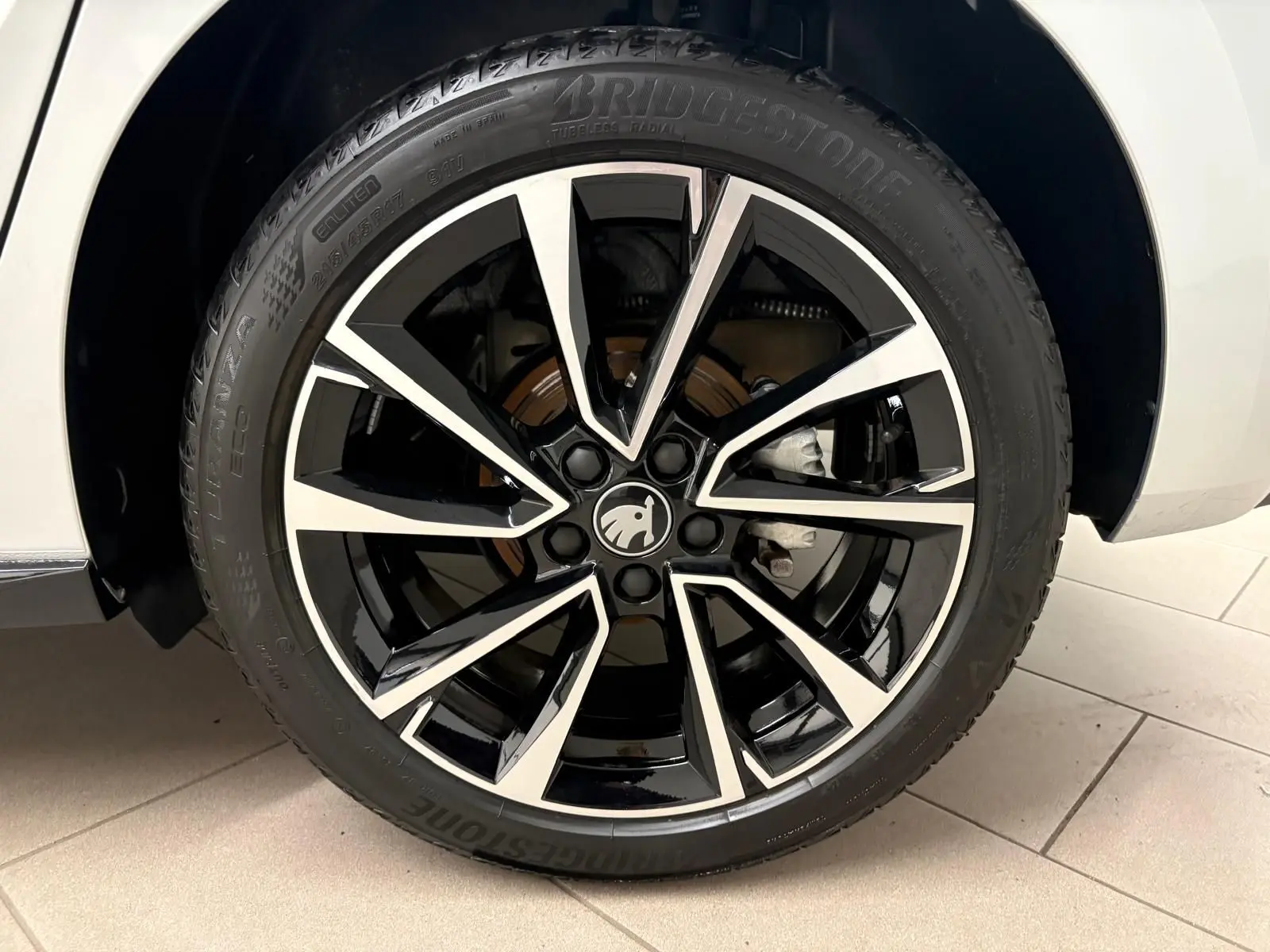 Gros plan sur la jante noire et argentée au design dynamique d’une Skoda Fabia 2025, version Monte Carlo.