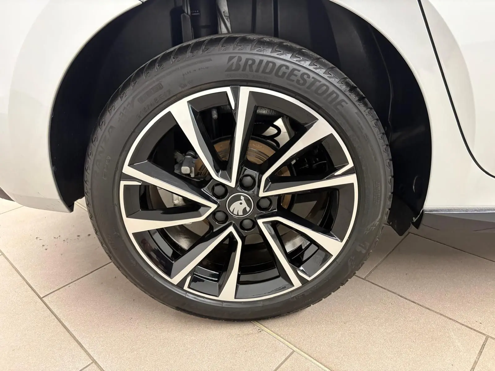 Gros plan sur la roue avant droite de la Skoda Fabia 2025 avec jante noire et argentée au design moderne.