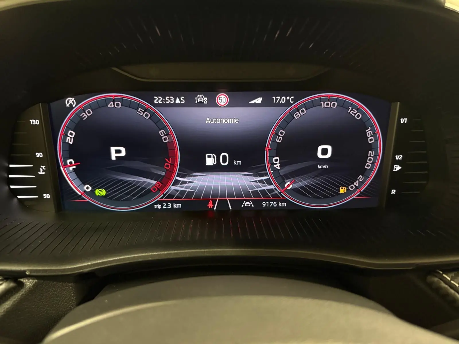 Tableau de bord numérique de la Skoda Fabia 2025 affichant vitesse, autonomie zéro et température extérieure.
