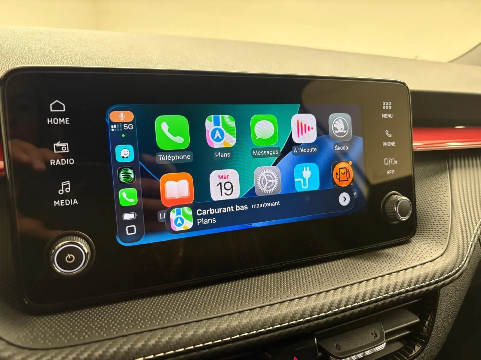 Écran tactile central de la Skoda Fabia 2025 avec interface connectée et tableau de bord noir texturé.