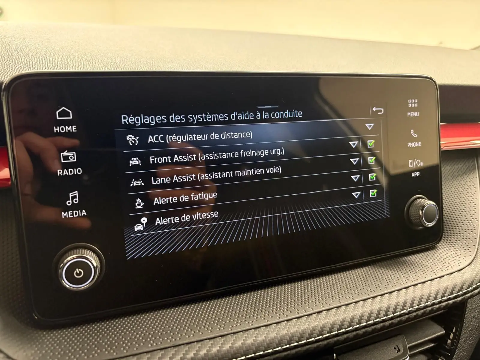 Écran tactile central de la Skoda Fabia 2025 affichant les réglages des aides à la conduite.
