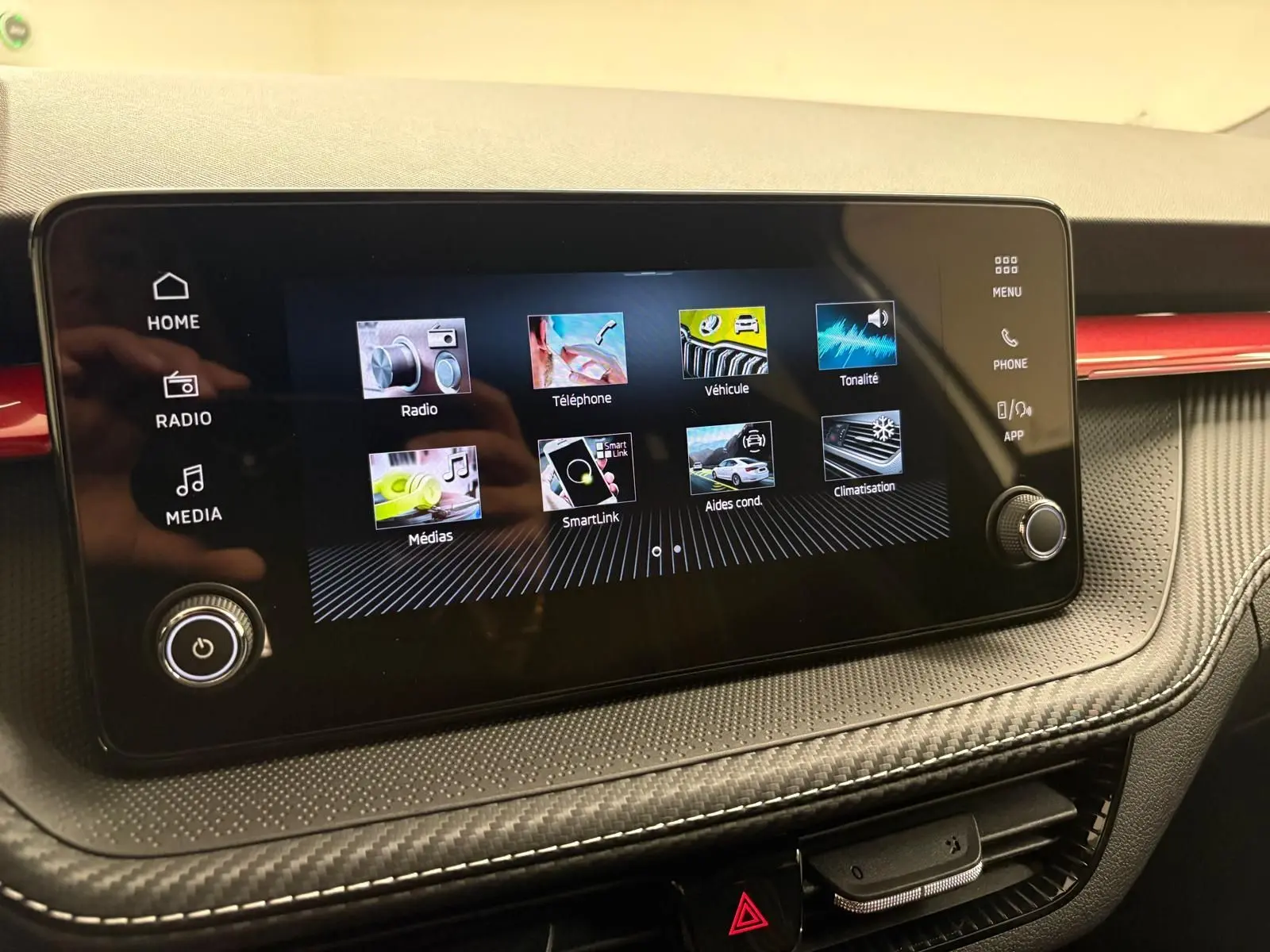 Écran tactile central du tableau de bord de la Skoda Fabia 2025 avec interface multimédia et finition noire texturée.