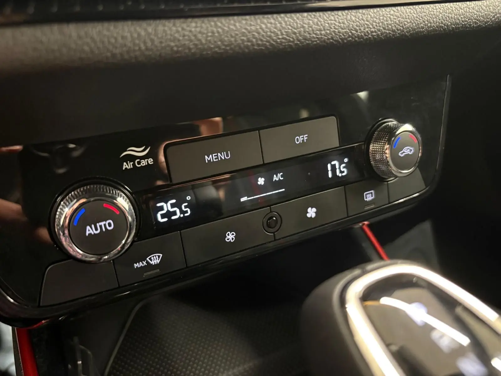 Détail du tableau de bord avec commandes climatisation digitale et levier de boîte automatique dans une Skoda Fabia 2025.