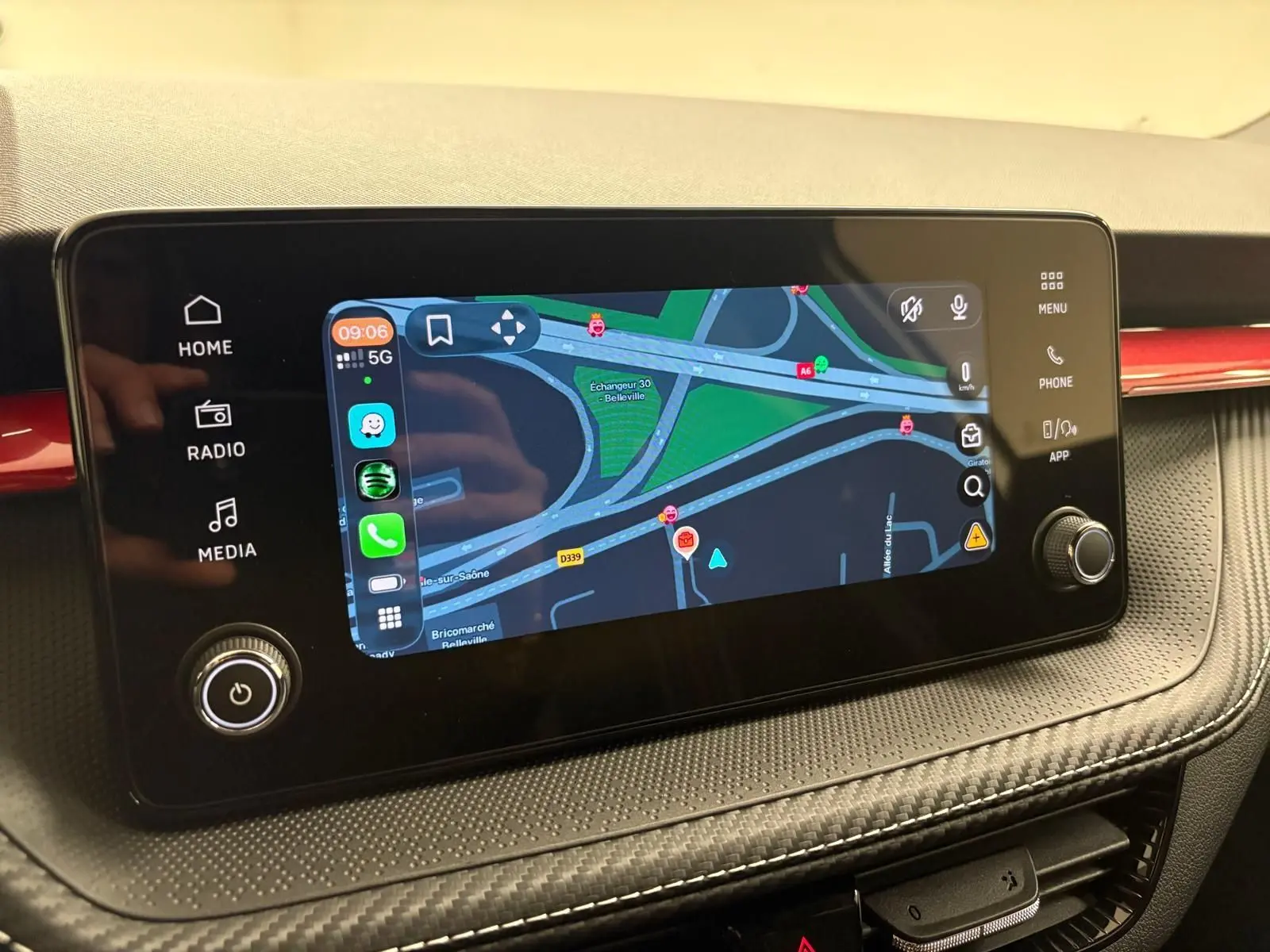Écran tactile central avec navigation GPS et commandes multimédia dans le tableau de bord d'une Skoda Fabia 2025.