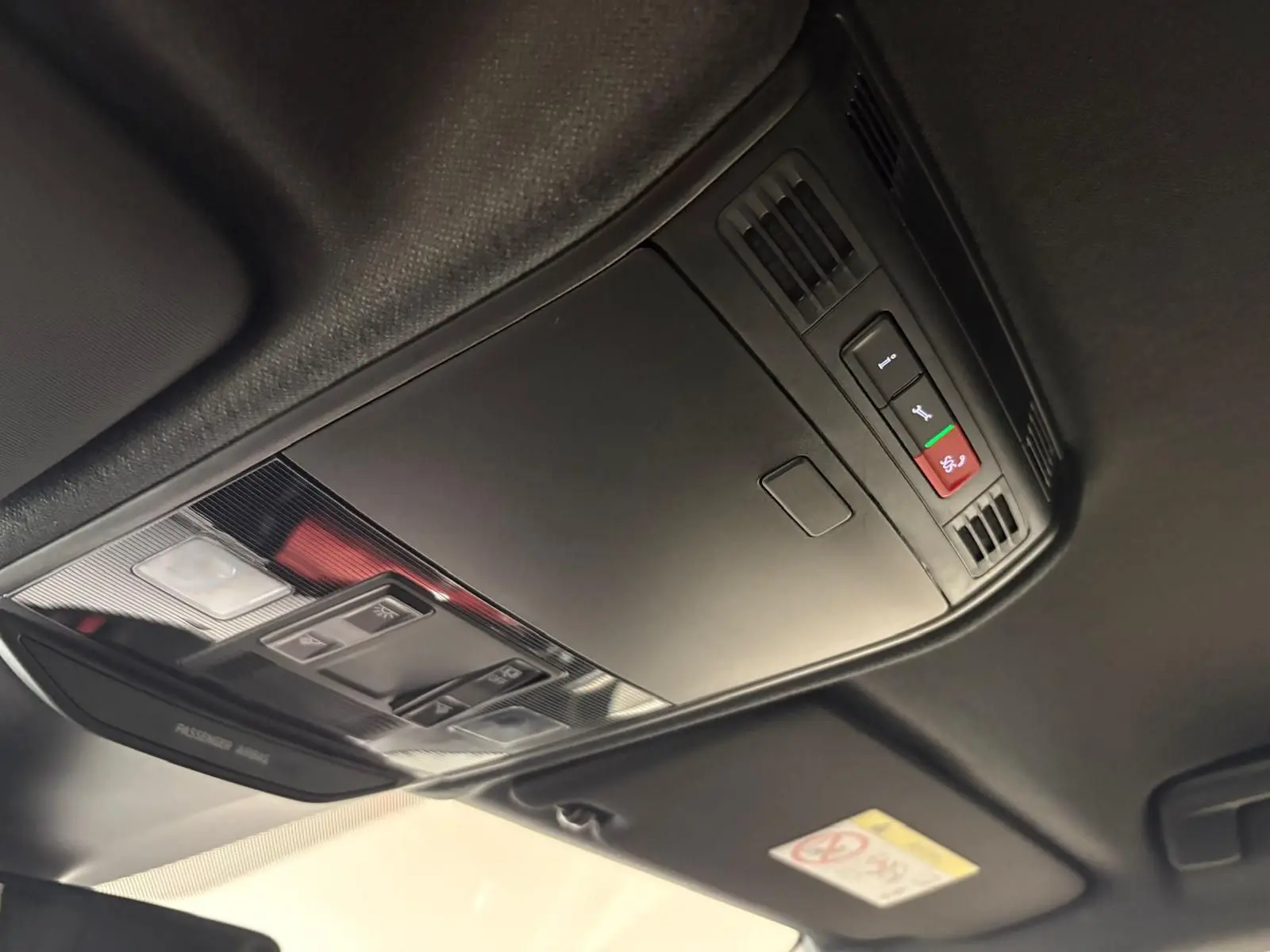 Vue intérieure du plafonnier avec commandes d’éclairage et assistance d’appel dans une Skoda Fabia 2025 gris argent toit noir.