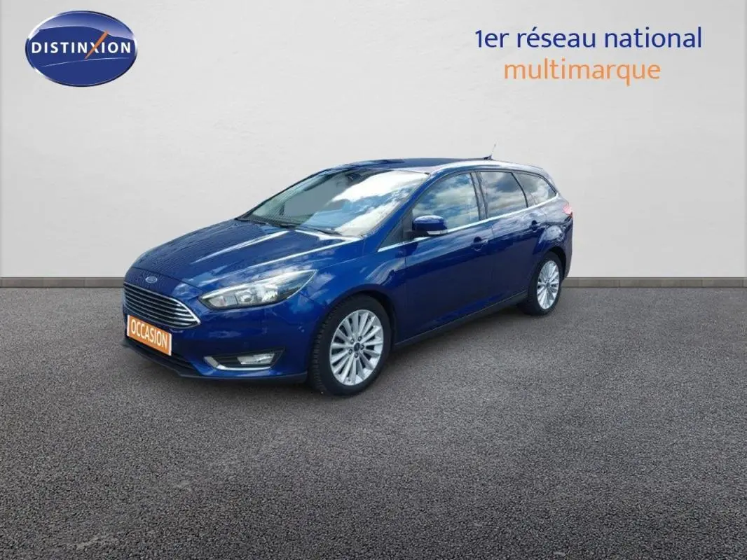 Ford Focus SW bleu foncé vue 3/4 avant droit, jantes alliage 17 pouces et vitres surteintées visibles.