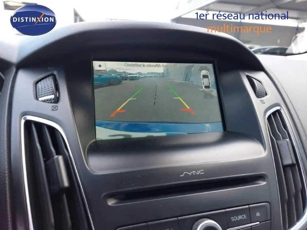 Vue rapprochée de l’écran tactile central du Ford Focus SW 2018 montrant la caméra de recul avec l’interface SYNC.