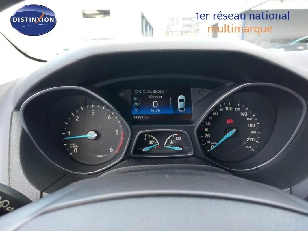 Vue du tableau de bord de la Ford Focus SW 2018, affichage numérique et compteurs analogiques visibles.