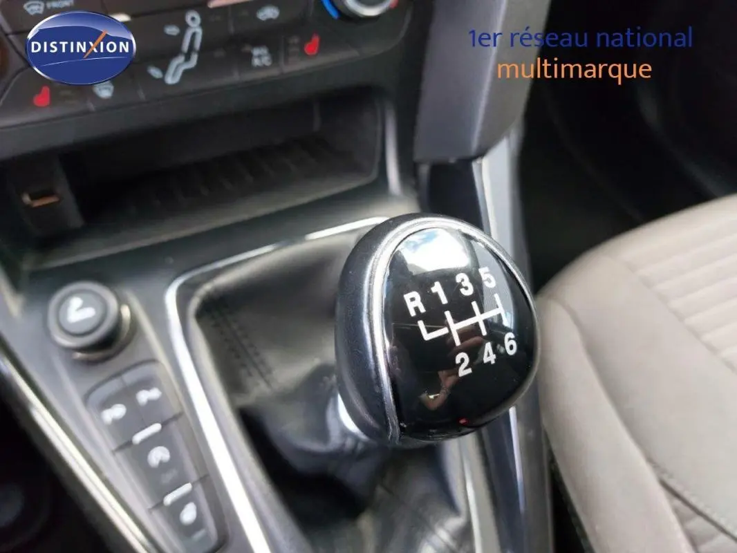 Gros plan sur le levier de vitesses manuel noir de la Ford Focus SW 2018, avec siège beige en arrière-plan.
