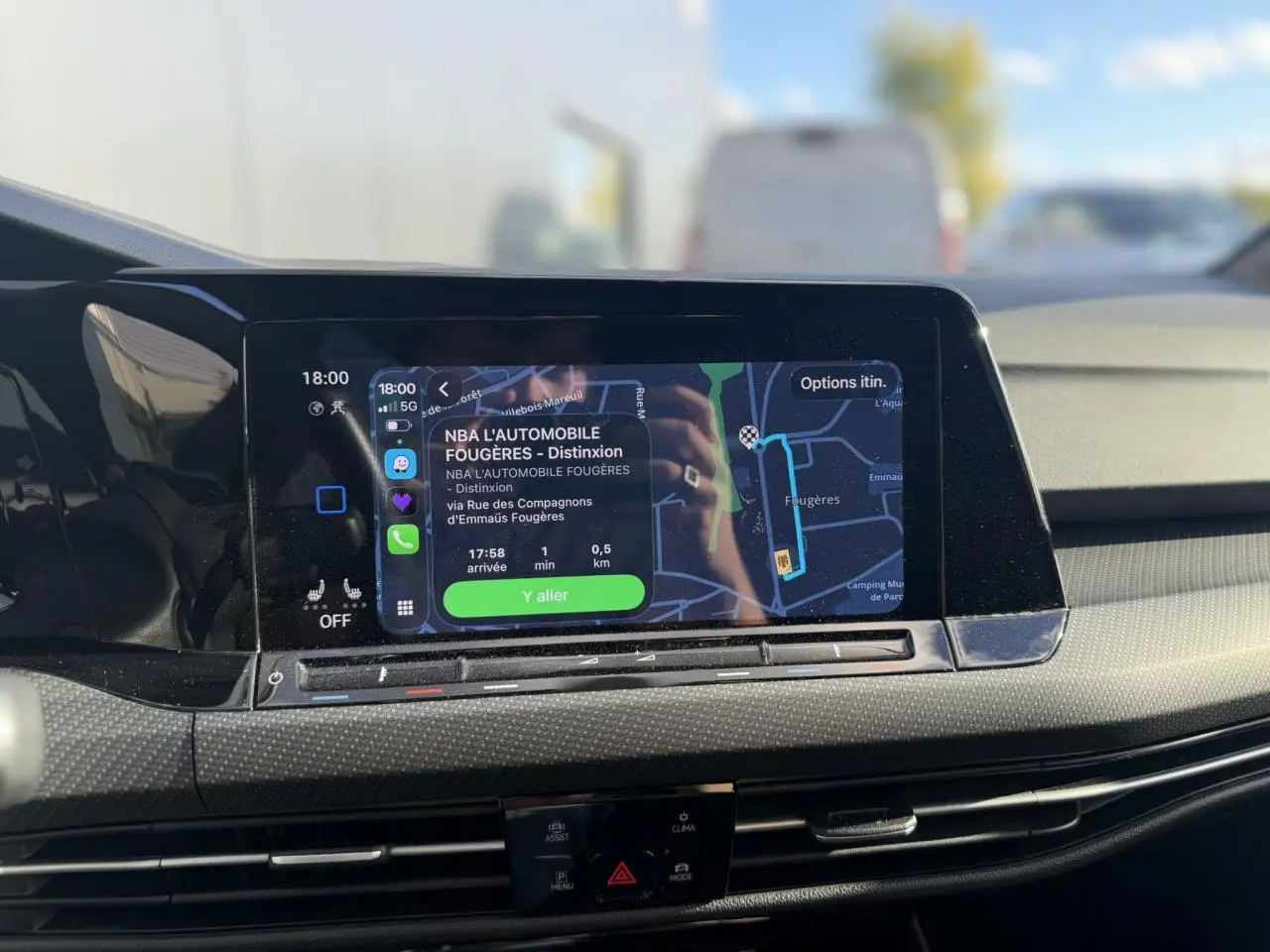 Écran tactile central affichant la navigation dans l’habitacle d’une Volkswagen Golf 8 noire, vue de face.