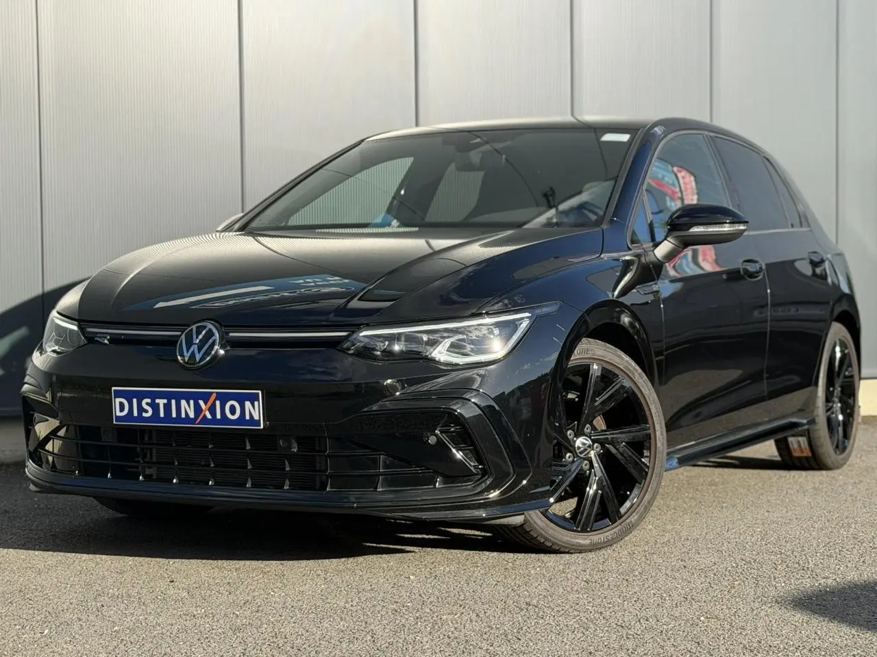 Volkswagen Golf 8 R-Line noir vue 3/4 avant avec jantes noires et calandre spécifique R-Line.