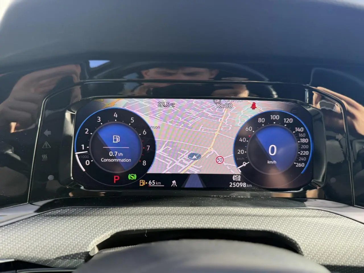 Vue rapprochée du tableau de bord numérique de la Volkswagen Golf 8 noir, affichant la navigation et les compteurs digitaux.