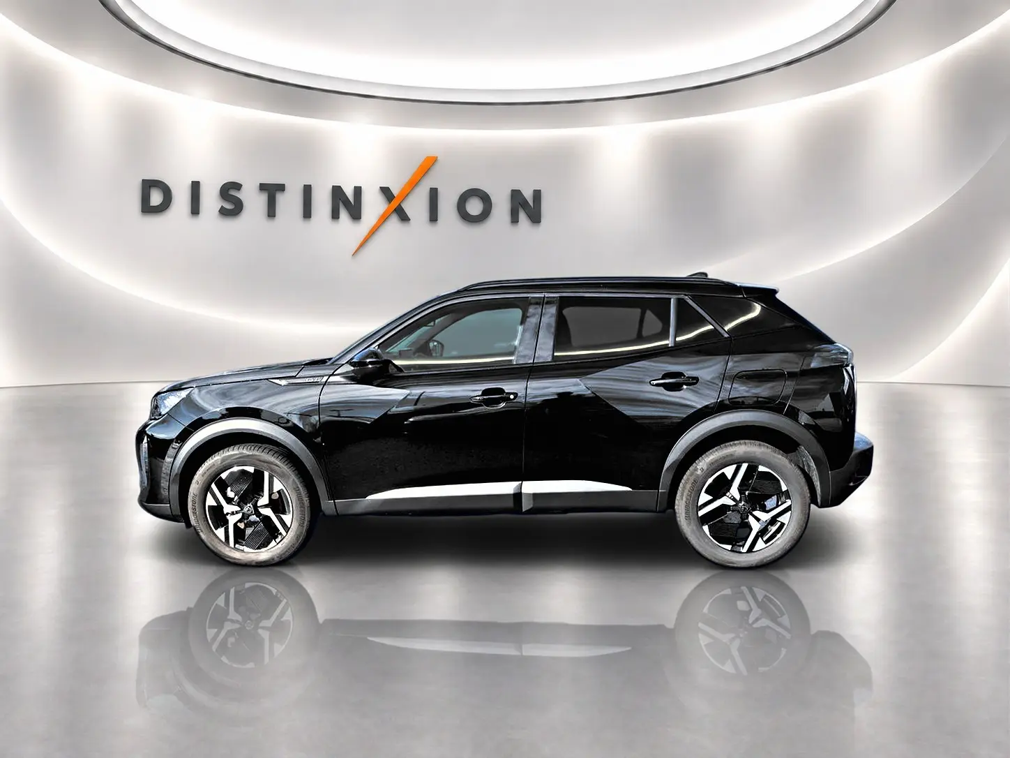 Profil côté gauche d’un Peugeot 2008 noir brillant 2025 avec jantes alu et barres de toit, en studio lumineux.