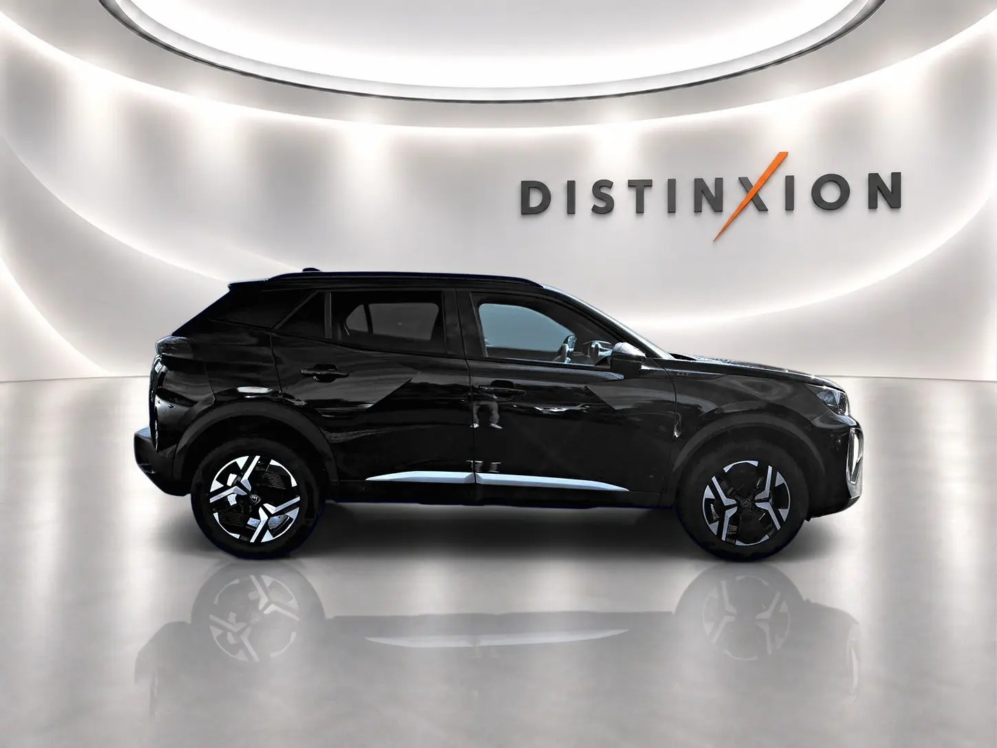 Profil côté gauche du Peugeot 2008 noir brillant 2025 avec jantes alu et toit noir dans un showroom lumineux.