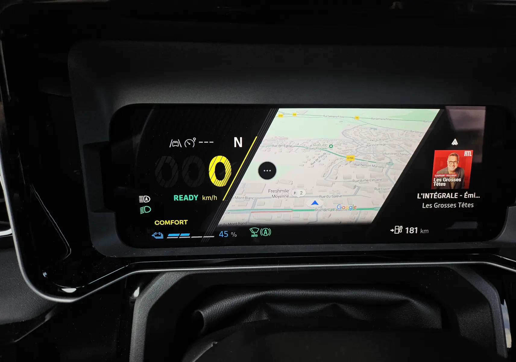 Tableau de bord numérique de la Renault R5 électrique 2025, affichant navigation, vitesse et état batterie.